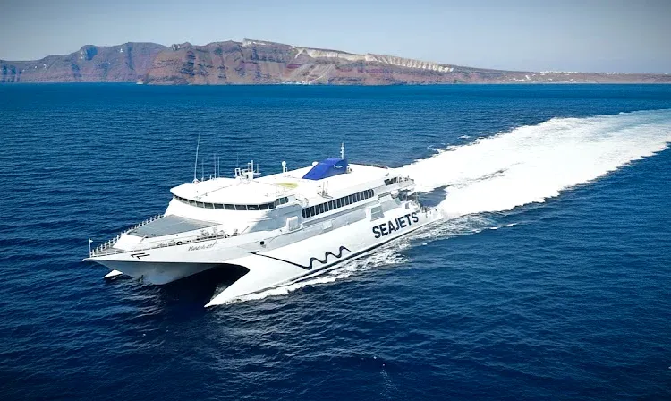 Скоростной паром SeaJets на фоне кальдеры Санторини